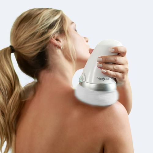 Vibro Sculpt en Espalda Mujer usando Vibro Sculpt en la espalda para masaje relajante.
