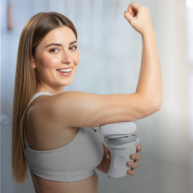 Mujer sonriente usando Vibro Sculpt en el brazo para reafirmar y tonificar